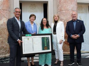 doctora Luisa Rosario Seijo Maldonado recibiendo premio Sor Isolina Ferré