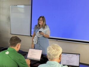 La profesora Wilma Santiago Gabrielini, vicepresidenta de Asuntos Académicos e Investigación de la UPR, formó parte del grupo de académicos que participaron del encuentro.