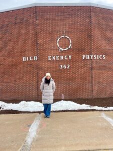 Alondra Rodriguez Rolon frente a la fachada del Argonne National Laboratory en Illinois