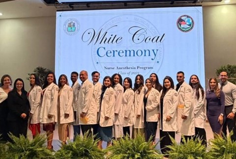 Estudiantes de Doctorado en Práctica de Enfermería con Especialidad en Anestesia de la Escuela de Enfermería de Ciencias Médicas reciben sus Batas Blancas