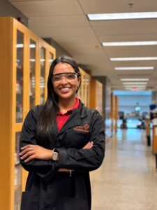 Alondra Rodriguez Rolon en el pasillo del edificio.