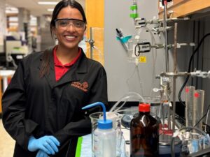 La estudiante doctoral Alondra S. Rodríguez-Rolón en el laboratorio