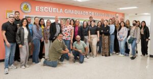 35 Maestros posando frente la Escuela Graduada de Salud Pública