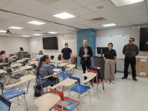 Dentro de un salon tomando el taller.