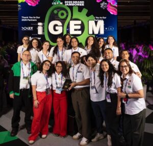 Foto de grupo de estudiantes iGEM de la RUM