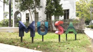 Letrero de MUSA (Museo de Arte del Recinto Universitario de Mayagüez) en letras grande de diferentes colores