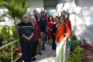 Parte de la facultad de Psicología, acompañados por las autoridades universitarias frente al recién inaugurado CAISPE.