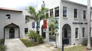 Otro ángulo de la fachada del Museo de Arte del Recinto Universitario de Mayagüez (MUSA)