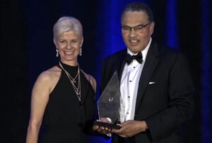 La Dra. Ingrid Padilla y el Dr. Freeman A. Hrabowski entregando la placa de reconocimiento.