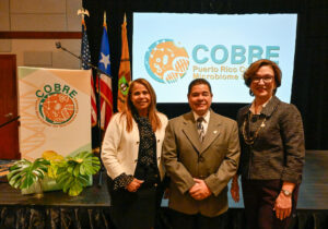 Tres conferenciantes frente del podio
