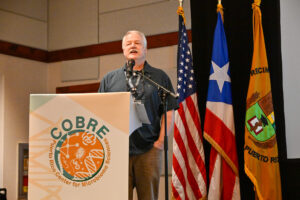 Conferenciante en podio