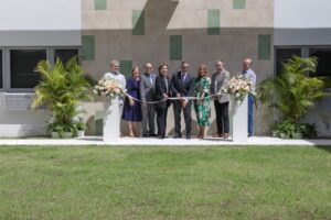 El joven Kensar J. Cruz Estrada, presidente del Consejo General de Estudiantes; Dra. Aida I. Rodríguez Roig, exrectora del recinto; el Dr. Héctor L. Ayala Del Río, PI del proyecto; Dra. Zayira Jordán Conde, presidenta de la UPR; Dr. Edwin Mujica Rodríguez, rector interino de UPR Humacao; Hon. Rosamar Trujillo Plumey,alcaldesa de Humacao; Arq. Alejandro Argüelles Rodríguez, director de la Oficina de Desarrollo Físico e Infraestructura (ODFI) de la Administración Central y el Arq. Bernardo A. Marqués Bauzá, diseñador del proyecto; durante el corte de cinta.