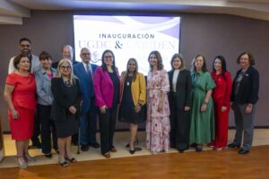 Foto de grupo. varias personas acompañan a Dra. Lidia M. Guerrero, Dra. Carmen Buxó, y a la Dra. Myrna L. Quiñones Feliciano.