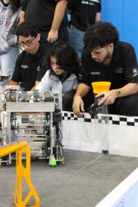 Equipo observando al robot desde afuera del área de prueba.