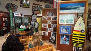 licenciado Oscar Martínez Borrás. el alcalde Carlos D. López Bonilla, el rector Agustín Rullán y  el profesor José “Tito” Estévez Pérez, director atlético del RUM en charla frente a un publico.