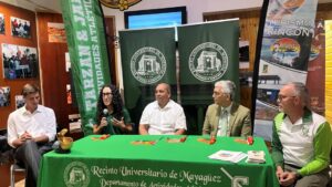 Shellsea explica la dinámica del evento. A su izquierda, el  licenciado Oscar Martínez Borrás. A su derecha, el alcalde Carlos D. López Bonilla, el rector Agustín Rullán y  el profesor José “Tito” Estévez Pérez, director atlético del RUM.