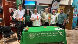 Shellsea, licenciado Oscar Martínez Borrás. el alcalde Carlos D. López Bonilla, el rector Agustín Rullán y  el profesor José “Tito” Estévez Pérez, director atlético del RUM. todos de pie con banderines en sus manos