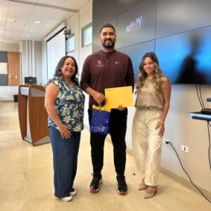La Dra. Brenda Ramos, Directora del Departamento de Ciencias Naturales de la UPR Aguadilla, junto ala Coordinadora de la Oficina de Exalumnos y  filantropia , junto al Dr. Keven Cabán, exalumno del Departamento de Cinecias Naturales.