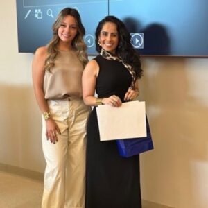 La Sra. Damaris Cabán, junto ala Coordinadora de la Oficina de Exalumnos.