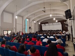 Estudiantes y diversas escuelas llegan al Auditorio A-100 Dr. Carlos Ruiz Martínez, para dar inicio al Concierto.
