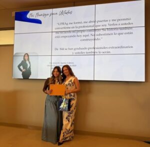 La Sra. Jeannette Aquino, junto ala Coordinadora de la Oficina de Exalumnos.