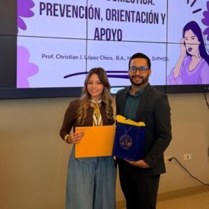 El Prof. Christian López, junto ala Coordinadora de la Oficina de Exalumnos.