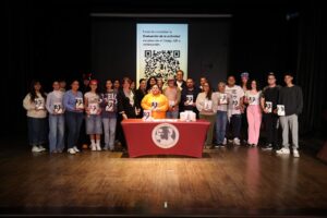 Foto grupal de estudiantes del departamento de Español mostrando la revista Exégesis en sus manos.