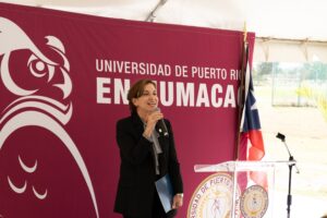 Acercamiento de La Dra. Zayira Jordán Conde, presidenta de la UPR en su mensaje durante los actos protocolares de la inauguración del edificio de Vivienda de Estudiantes y Centro Comunitario de la UPR Humacao.
