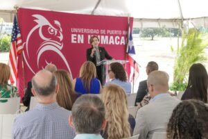 La Dra. Zayira Jordán Conde, presidenta de la UPR en su mensaje durante los actos protocolares de la inauguración del edificio de Vivienda de Estudiantes y Centro Comunitario de la UPR Humacao.