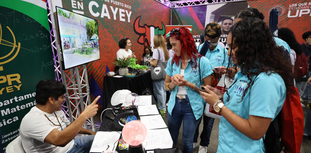 Estudiantes frente al kiosko de la UPR Cayey obteniendo orientación.