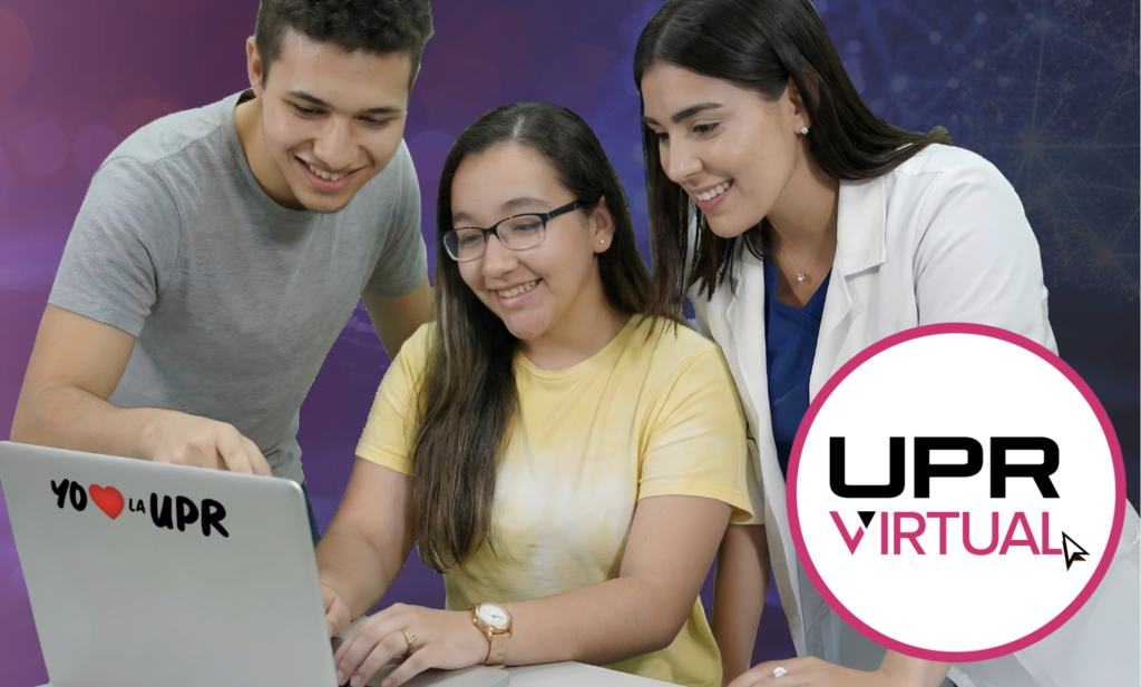 Varios Estudiantes observando la laptop con sello Yo amo la UPR. En primer plano el sello UPR Virtual.