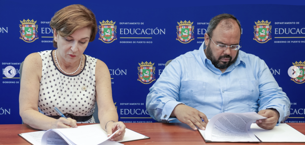 Dra. Zayira Jordán Conde, Presidenta de la UPR, junto con director de la Oficina de Propiedad Intelectual, firmando unos papeles.