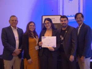 Daniela Torres Oyola  con certificado en mano y su mentor, el Dr. Kevin Alicea-Torres