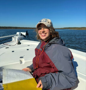 Amanda B. Meléndez Pérez, tercera estudiante en recibir la prestigiosa beca graduada GRFP de la NSF, completa su maestría en Ciencias Marinas con concentración en Química oceanográfica en el RUM, y se concentrará en su doctorado en la biogeoquímica de arrecifes coralinos, integrando herramientas y enfoques interdisciplinarios.