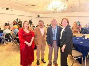 Zayira Jordán Conde, presidenta de la UPR, compartiendo con personal de la UPR Mayagüez