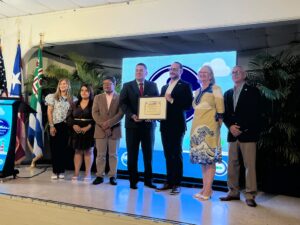 Grupo de personas recibiendo reconocimiento 