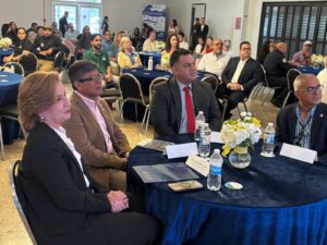 En la mesa Zayira Jordán Conde, Presidenta de la UPR, junto con los invitados.