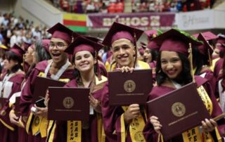 UPR en Humacao gradúa a 438 nuevos profesionales