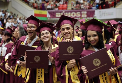 UPR en Humacao gradúa a 438 nuevos profesionales