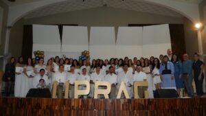 Foto oficial de la Clase Graduada 2020 tras la entrega de recordatorios y certificados de reconocimiento, acompañada por la rectora interina de la Universidad de Puerto Rico en Aguadilla, la Arq. Wilma L. Santiago Gabrielini; la decana de Administración, Sra. Verónica López Padua; la catedrática del Departamento de Ciencias Naturales, Dra. Sonia Rivera González; el profesor del Departamento de Administración de Empresas, Dr. William Muñiz; y la coordinadora de la Oficina de Exalumnos y Filantropía, Srta. Nayline C. Vázquez.