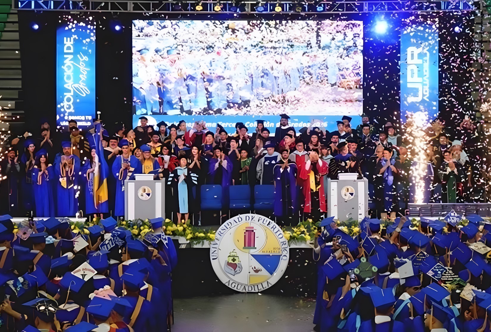 UPR Aguadilla celebra histórica graduación de 305 estudiantes