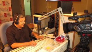 Productor del programa Alborada Cucho en cabina