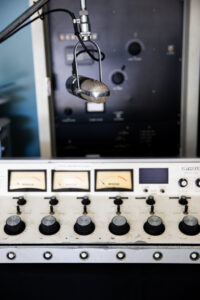 Foto de la consola de radio y micrófono.