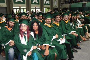 Estudiantes del Recinto de Mayagüez en la colación de grados