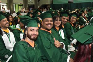 Otro ángulo de los Estudiantes del Recinto de Mayagüez en la colación de grados