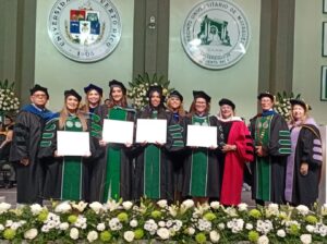 Las doctoras Krystal A. Montalvo González, Brenda M. Cintrón Rodríguez, Xiomara M. Colón Aponte y Mónica D. Ruiz Ruiz en tarima junto con los decanos