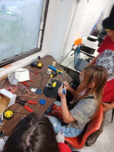 Estudiantes del club de Robotica UHS ensambalndo culebra robotica