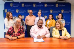 Foto de acuerdo entre UPR Arecibo C3 y Educación para experiencias STEM