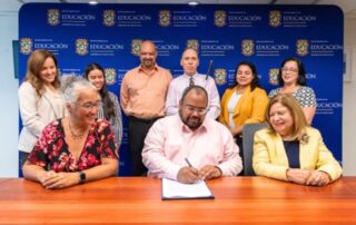Universidad de Puerto Rico, Arecibo C3 y el Departamento de Educación formalizan alianza para ampliar el acceso a experiencias de STEM en las escuelas públicas