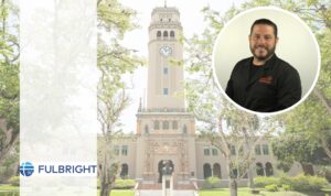 Composición Foto del Dr. Eduardo Nicolau sobre puesto sobre la imagen de la Torre de la UPR Río Piedras, acompañado con el logo de "FulBright"